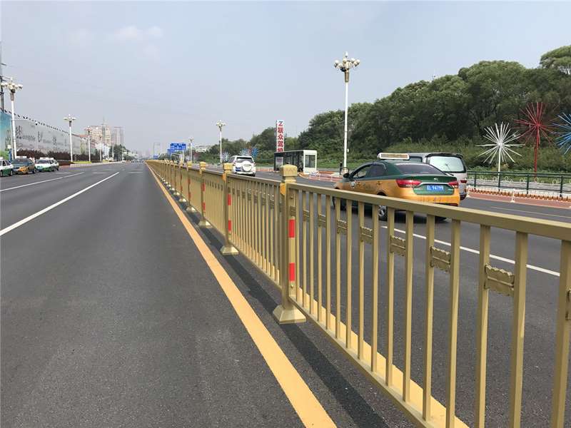 寧夏城市道路金色護欄(施工案例)27
